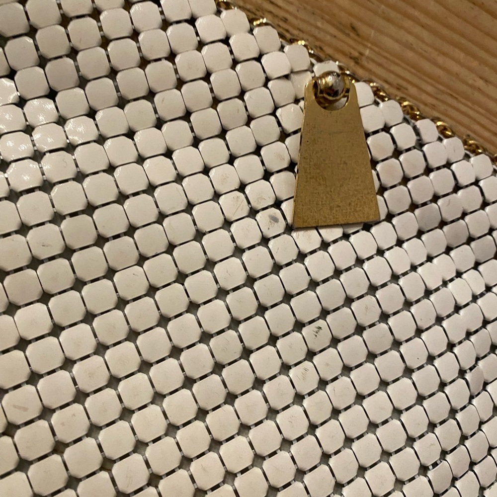 1980's Whiting and Davis Co Large Mesh White Purse with gold tone pull tabs - Picture 3 of 7